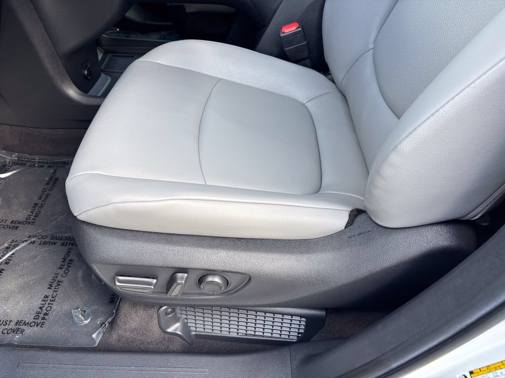 Used 2026 Toyota Sienna XLE FWD image 21