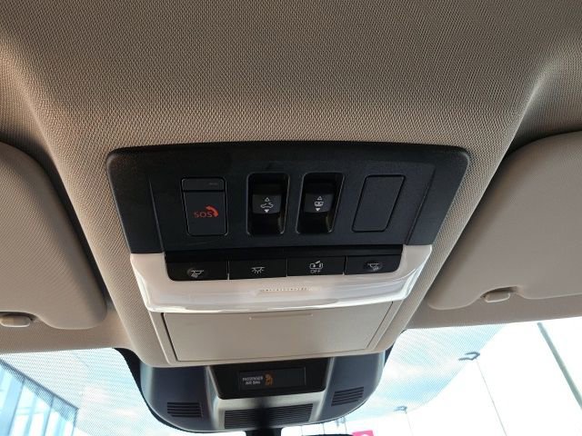 Used 2025 Nissan Rogue SV w/ SV Premium Package image 21