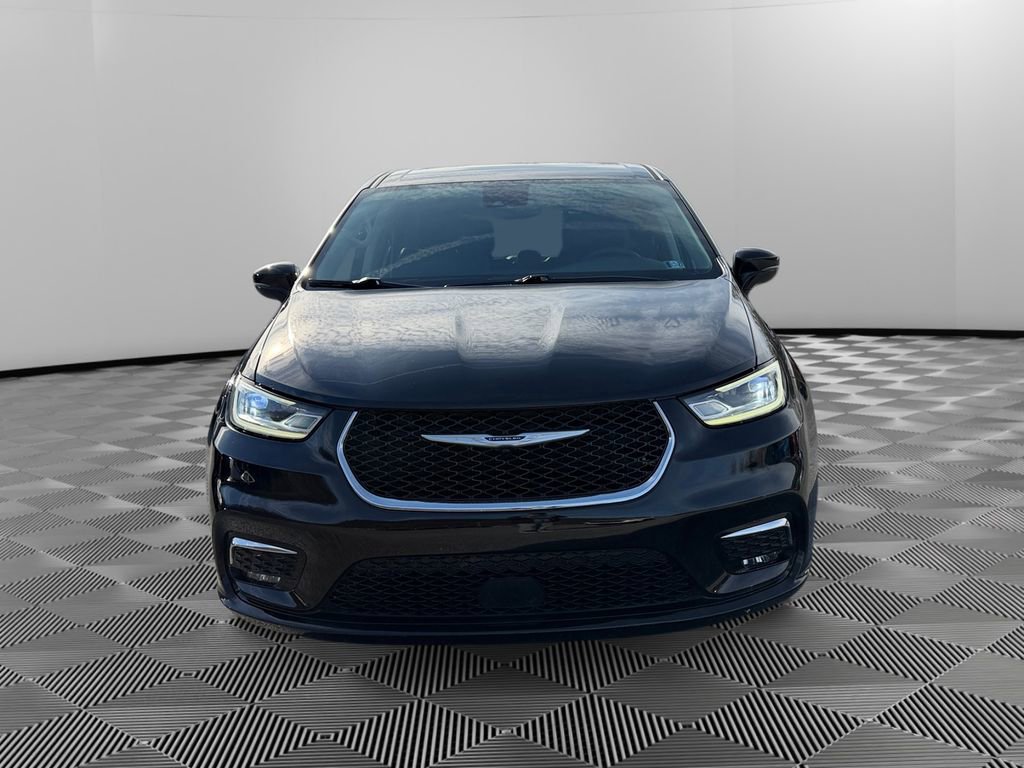 Used 2024 Chrysler Pacifica Touring-L video 2