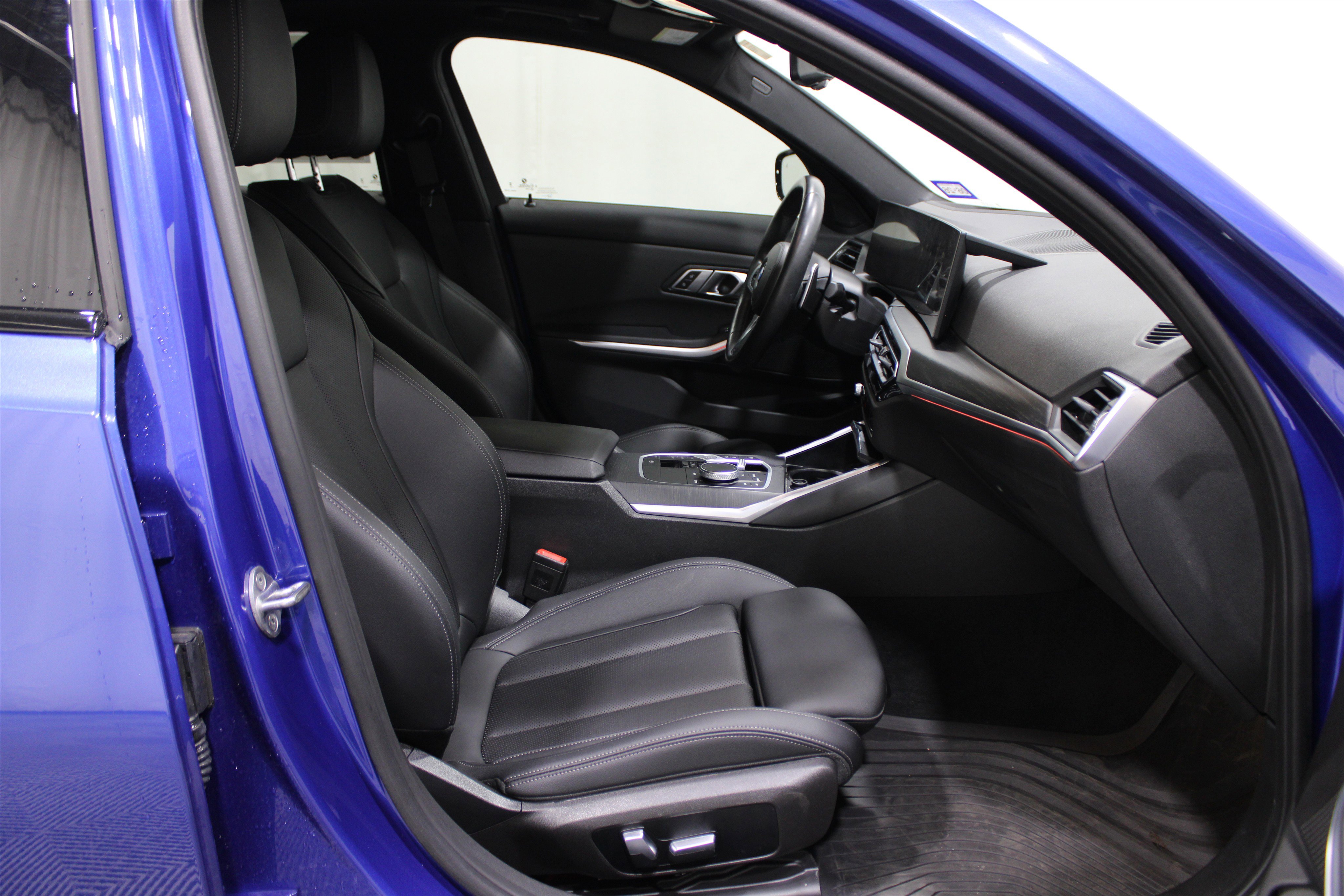 Used 2023 BMW 330i Sedan w/ M Sport Package image 31