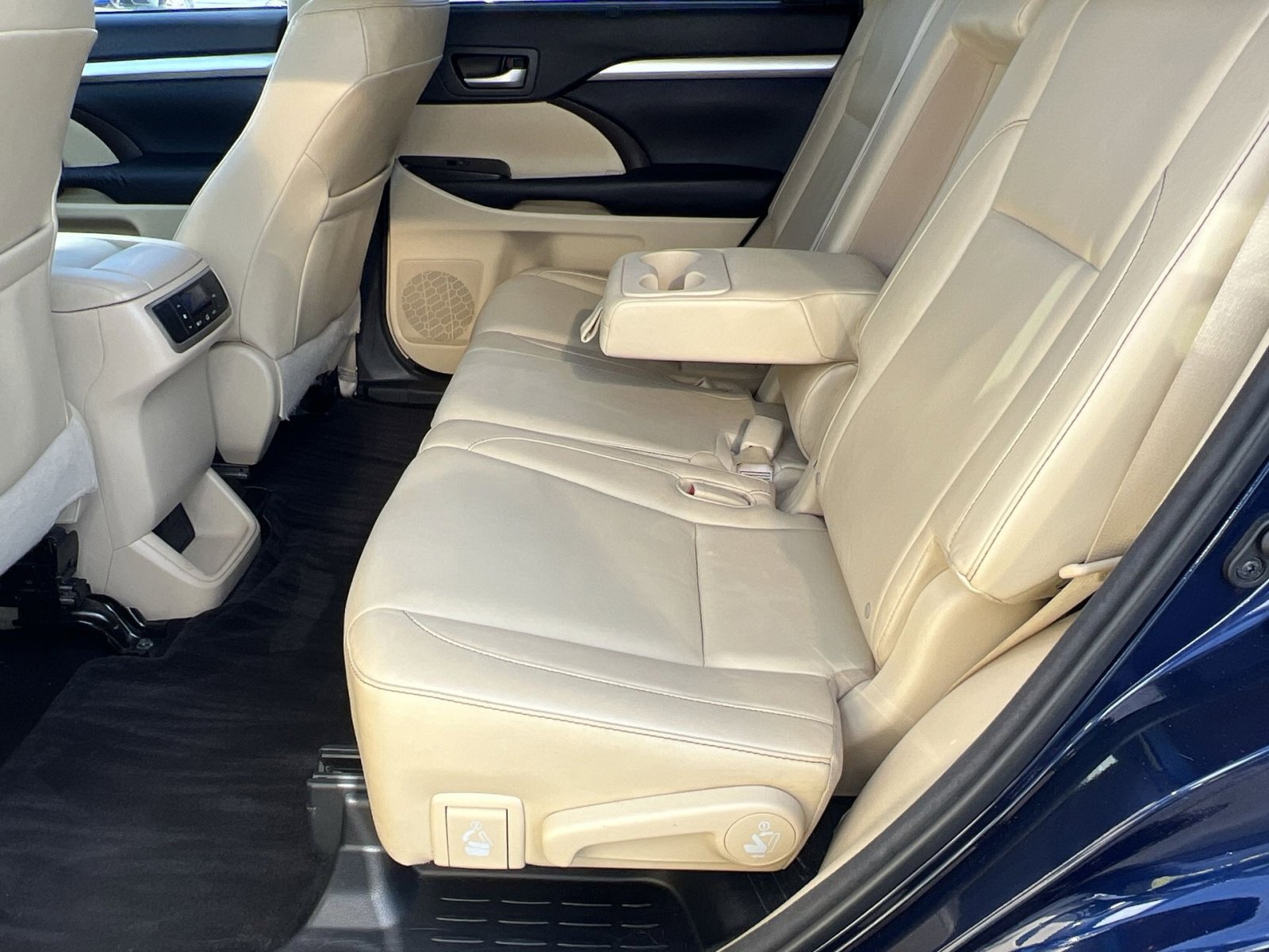 Used 2016 Toyota Highlander XLE image 26