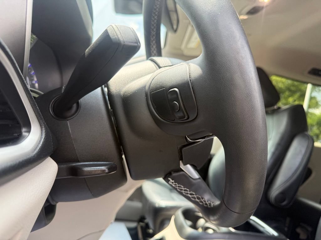 Used 2022 Chrysler Pacifica Touring-L AWD/4WD image 18