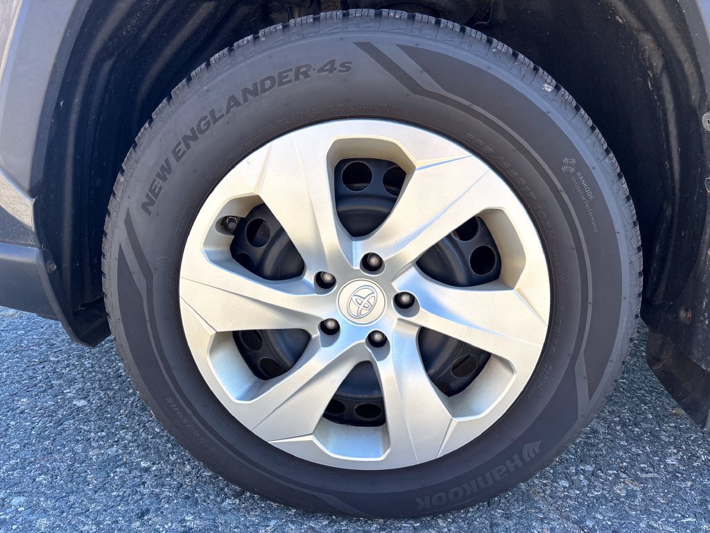 Used 2019 Toyota RAV4 LE w/ Carpet Mat Package AWD/4WD image 23