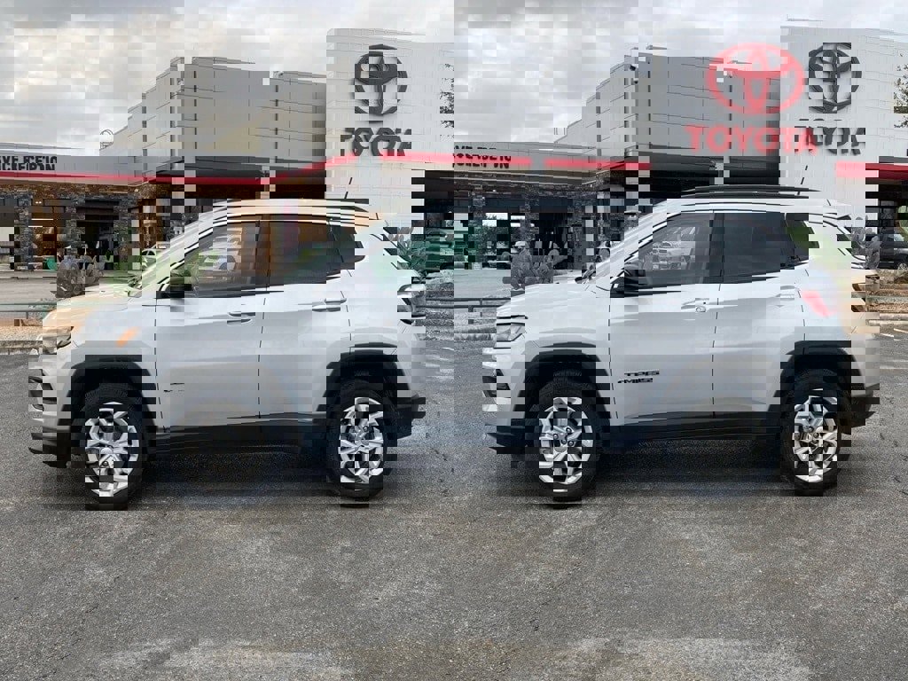 Used 2024 Jeep Compass Latitude image 5