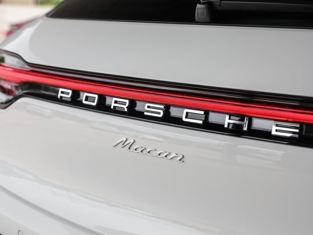 Certified 2025 Porsche Macan AWD/4WD image 14