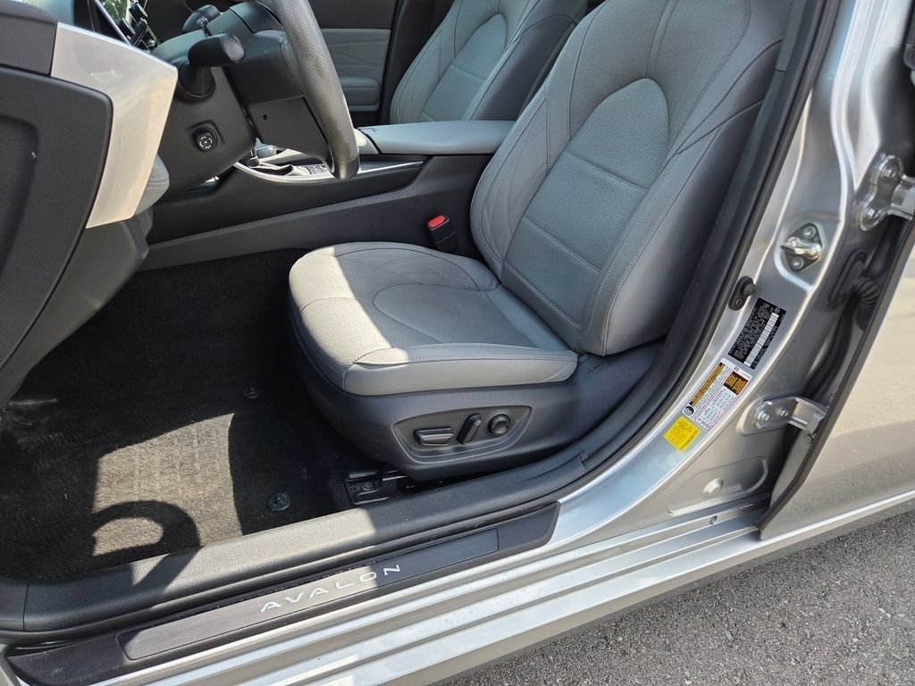 Used 2020 Toyota Avalon Limited w/ Advanced Safety Package FWD image 6