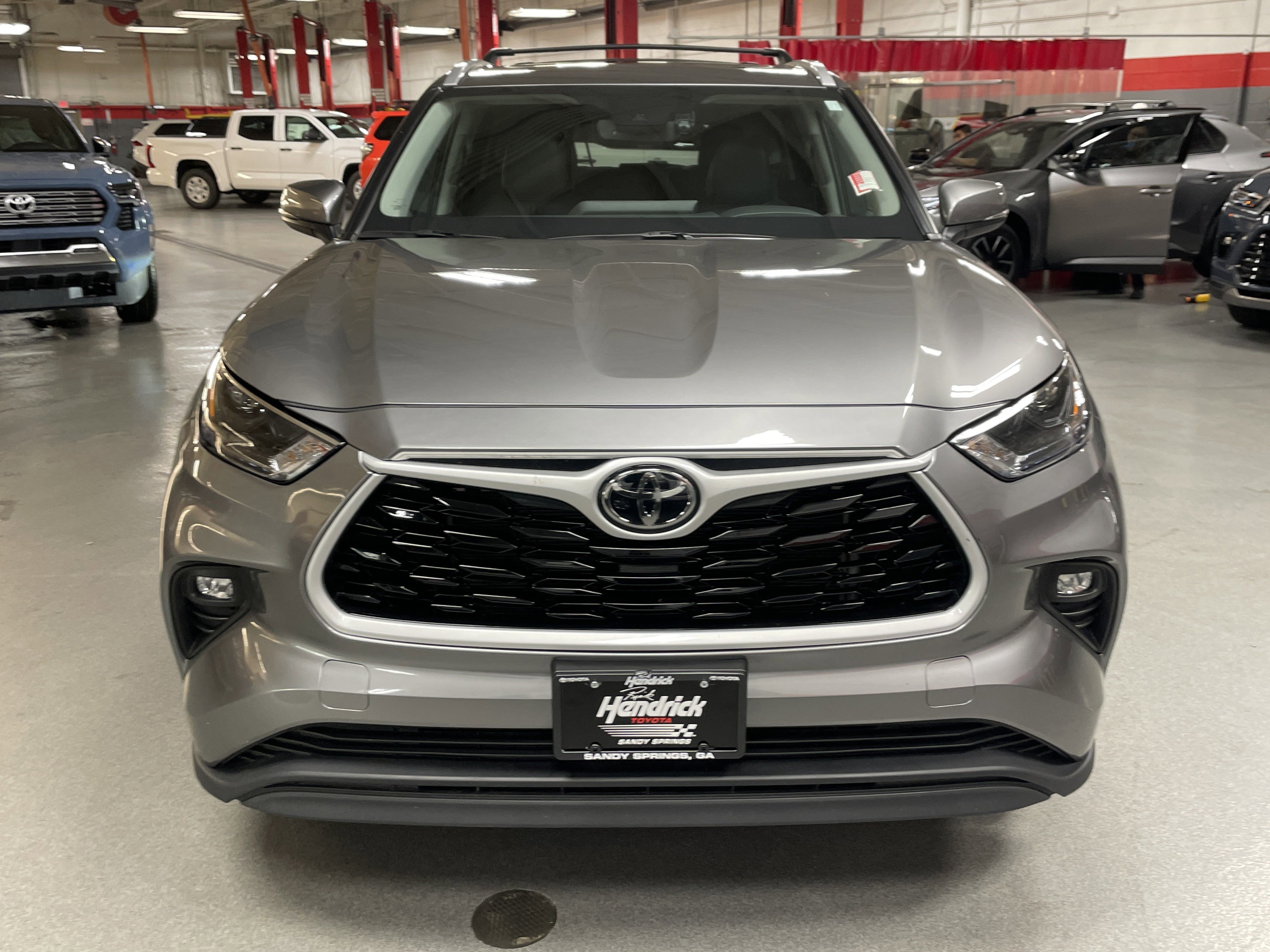 Used 2026 Toyota Highlander XLE image 3