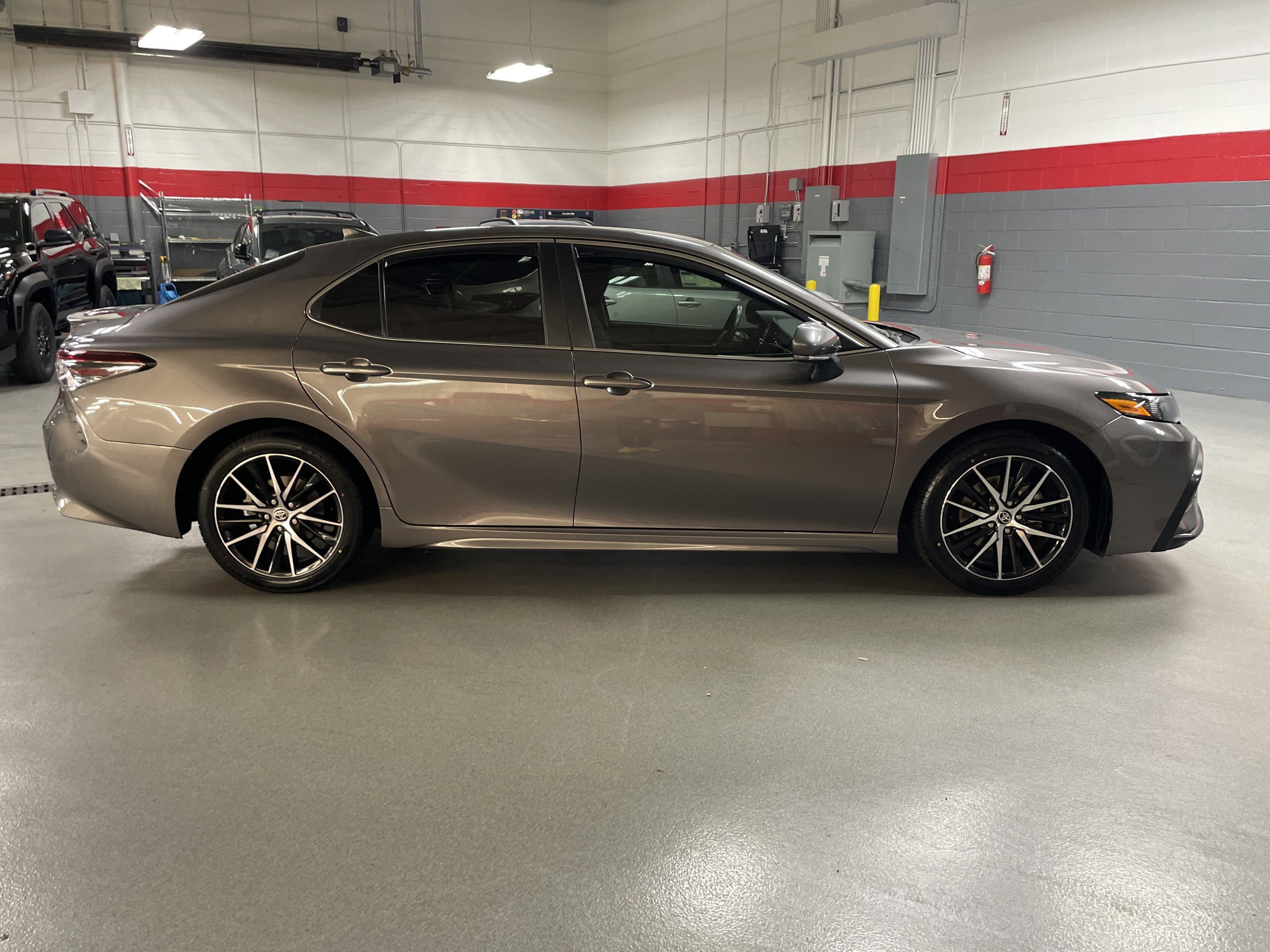 Used 2023 Toyota Camry SE FWD image 11