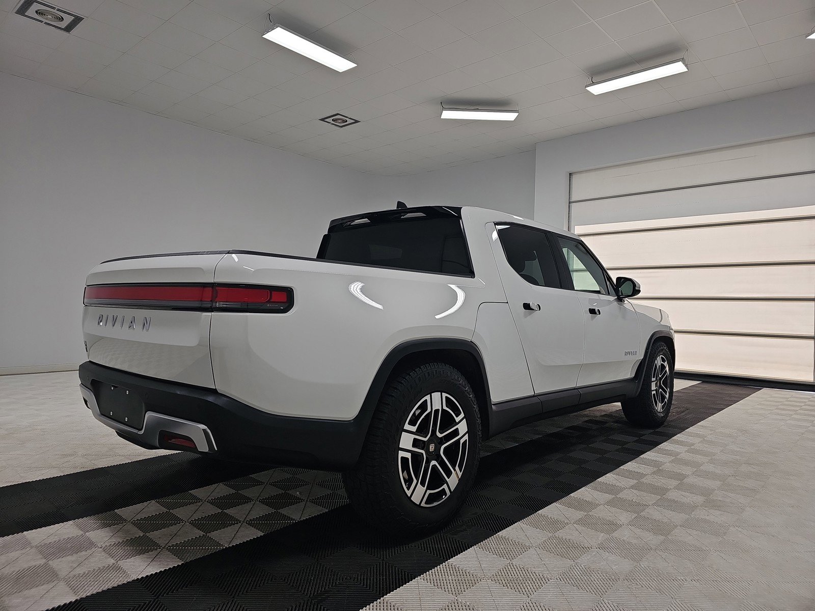 Used 2023 Rivian R1T Adventure image 5