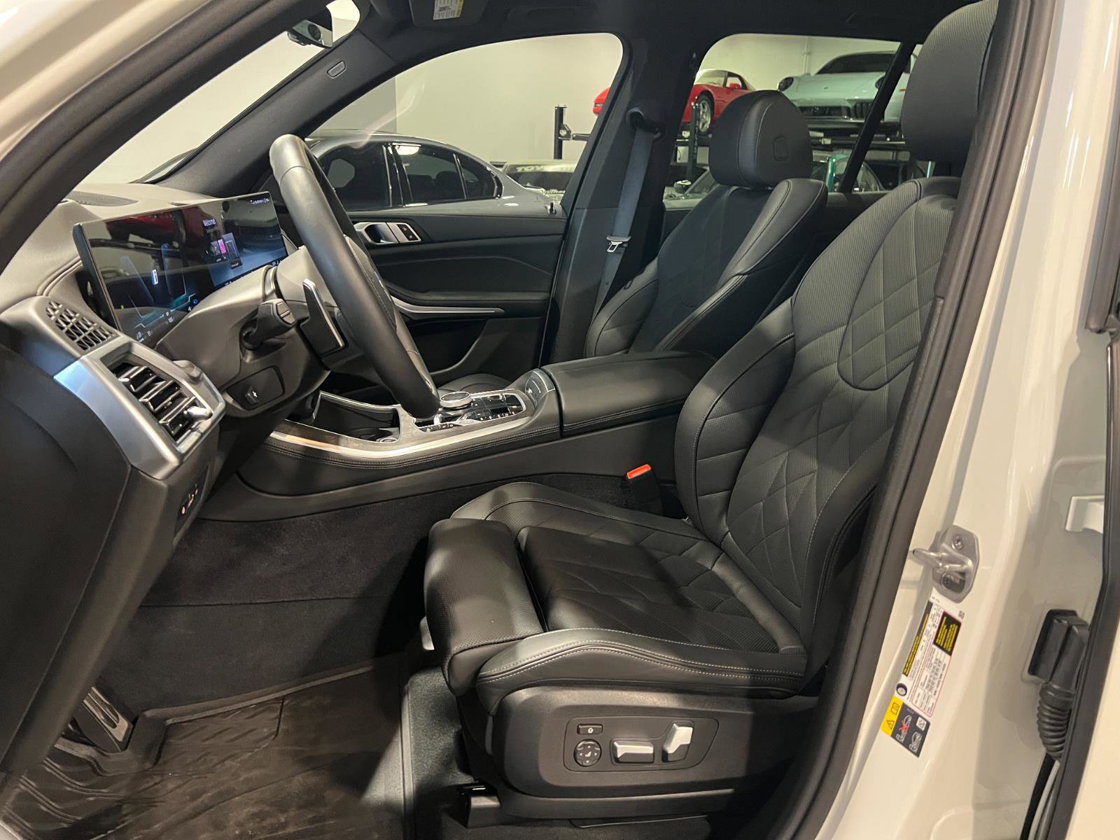 Used 2025 BMW X5 xDrive50e w/ M Sport Package image 9