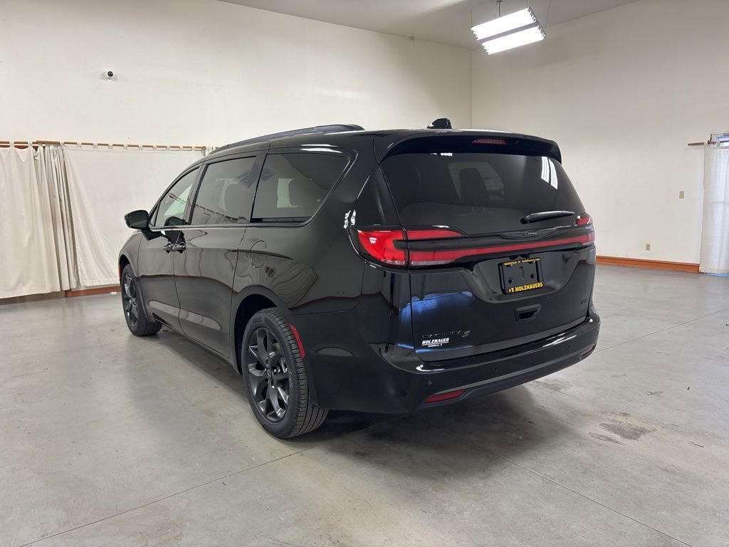New 2026 Chrysler Pacifica Select w/ S Appearance Package image 6