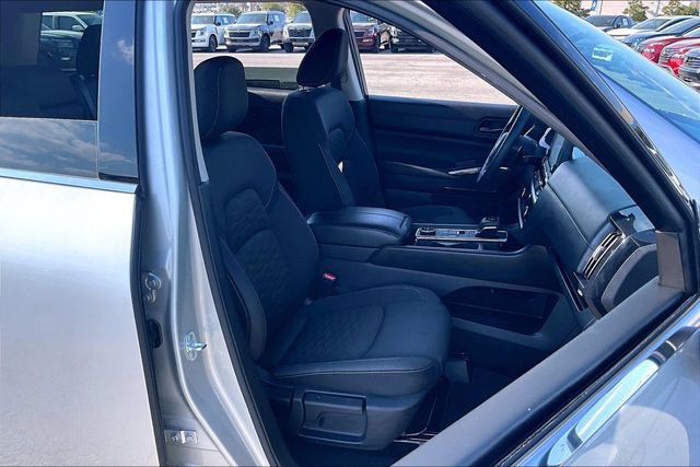 Certified 2025 Nissan Pathfinder SV image 25