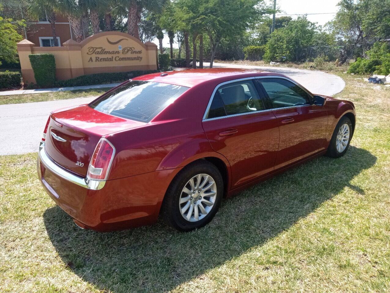 Used 2013 Chrysler 300 RWD image 4
