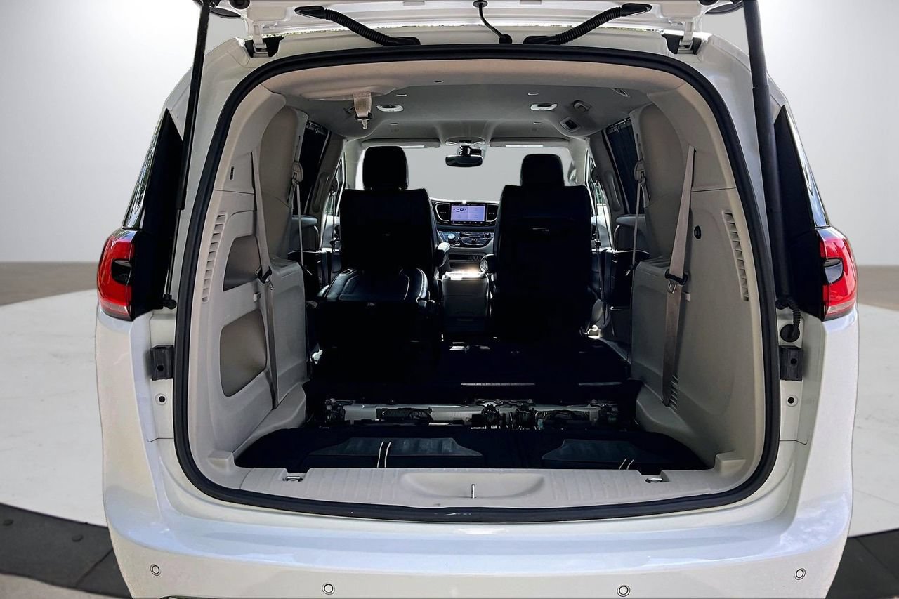 Certified 2023 Chrysler Pacifica Touring-L FWD image 25