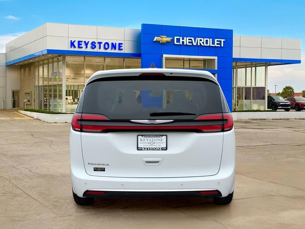 Used 2024 Chrysler Pacifica Touring-L FWD image 6