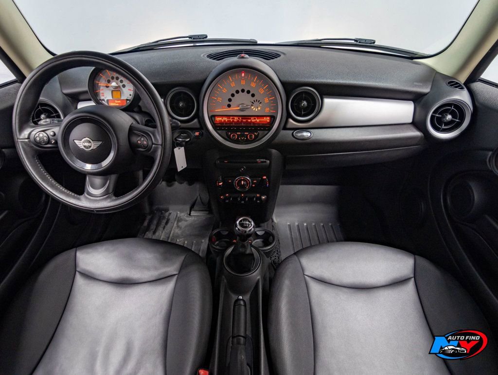 Used 2013 MINI Cooper Hardtop image 2