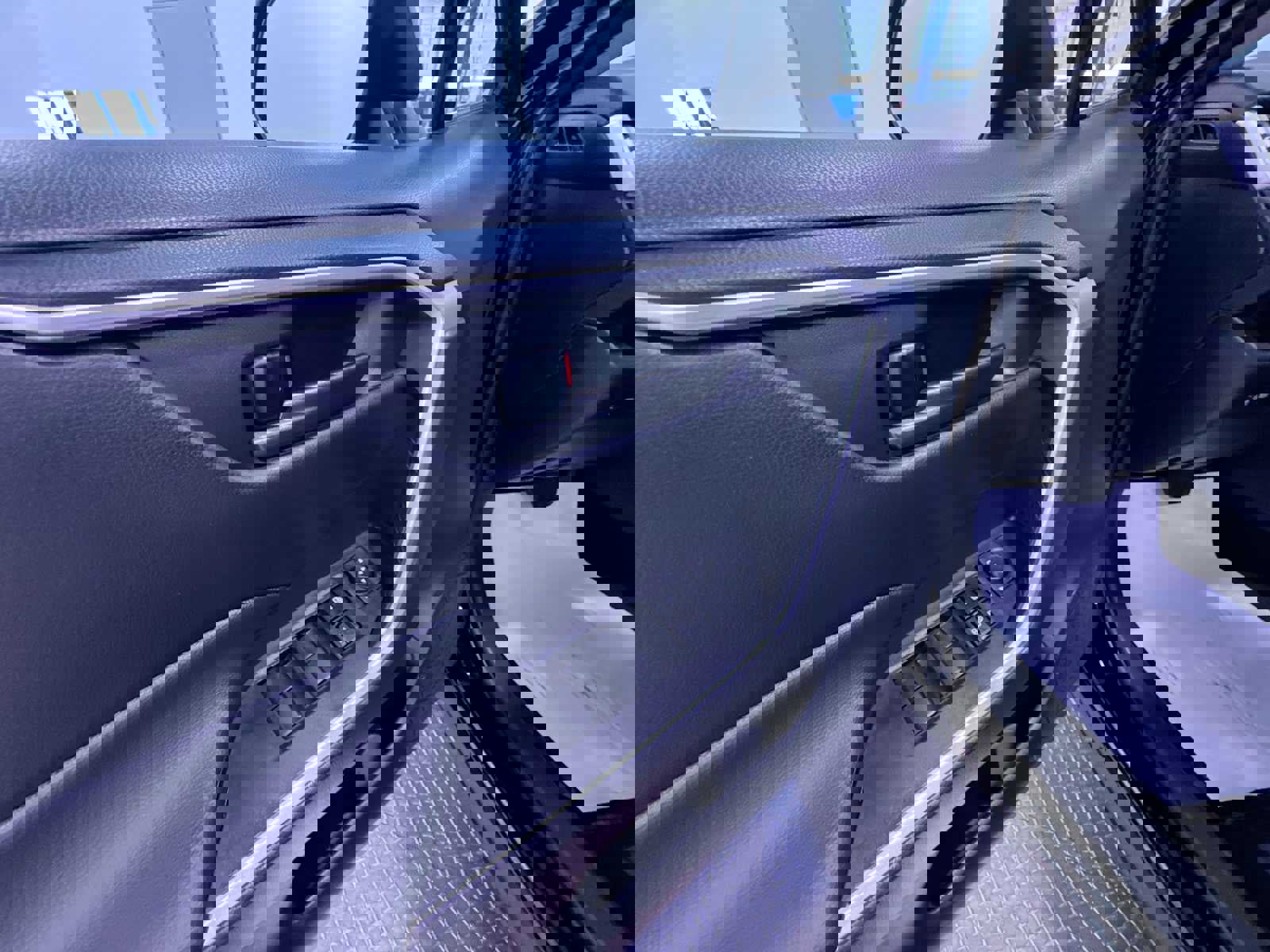 Used 2024 Toyota RAV4 LE AWD/4WD image 4