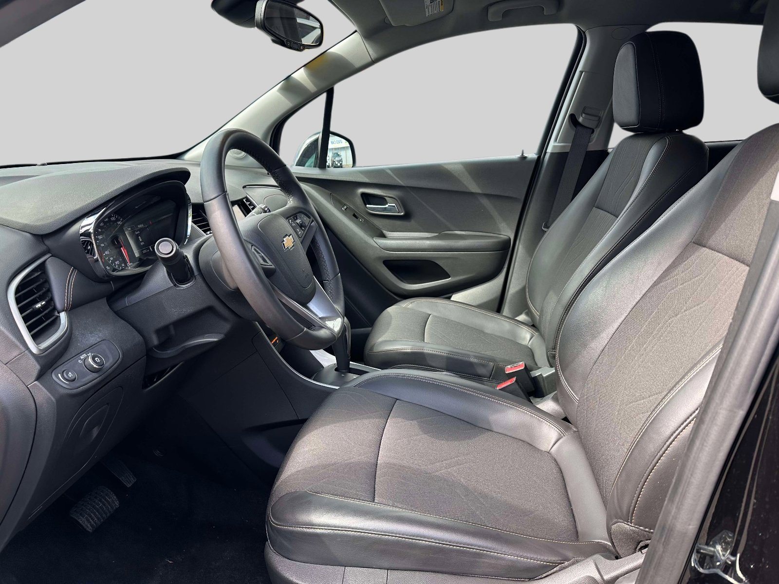 Used 2022 Chevrolet Trax LT w/ LT Convenience Package AWD/4WD image 15