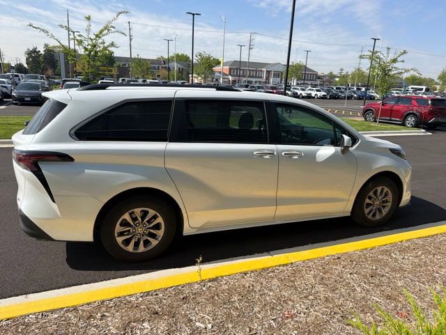 Used 2025 Toyota Sienna XLE AWD/4WD image 3