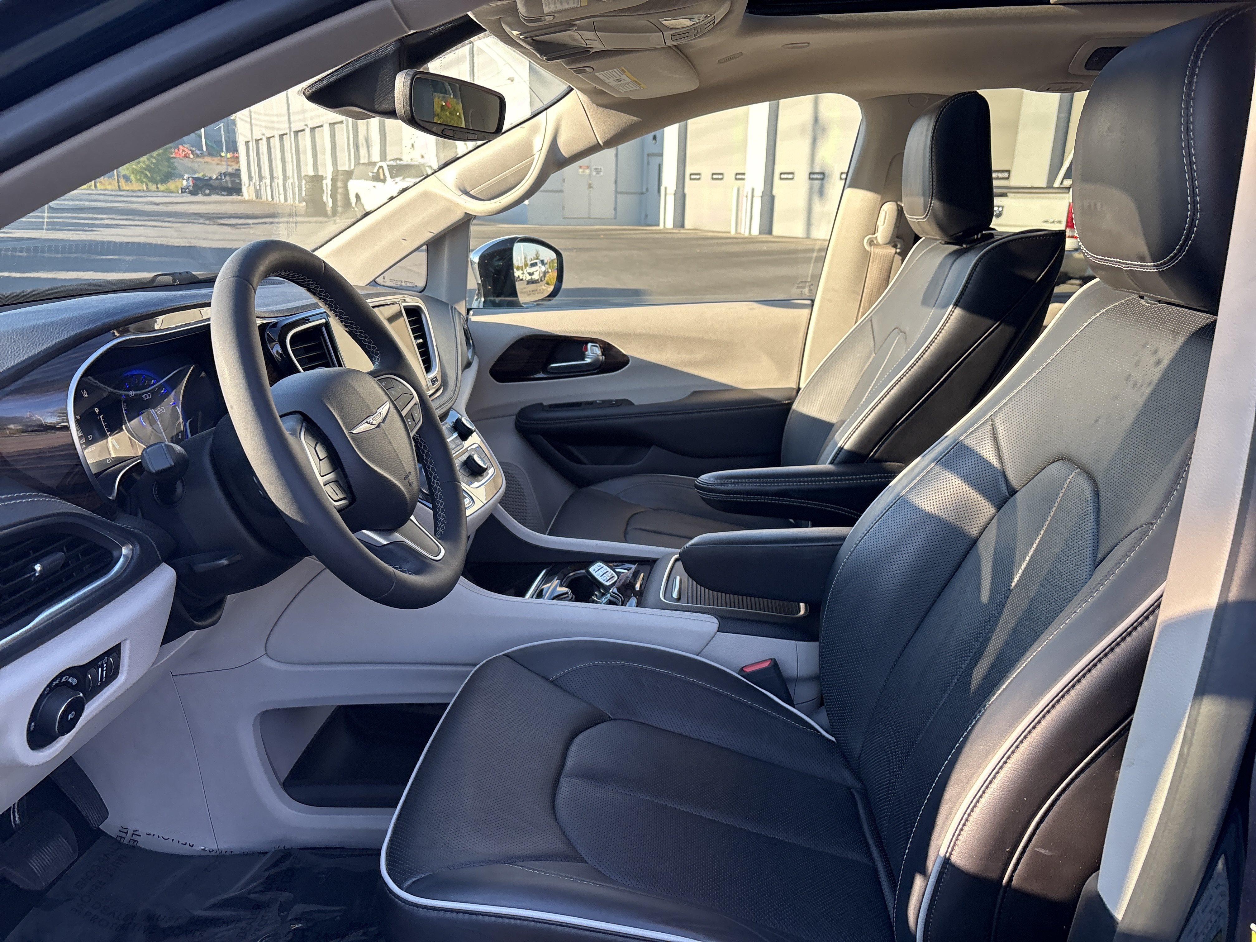 Used 2023 Chrysler Pacifica Limited w/ Uconnect Theater Family Group AWD/4WD image 18