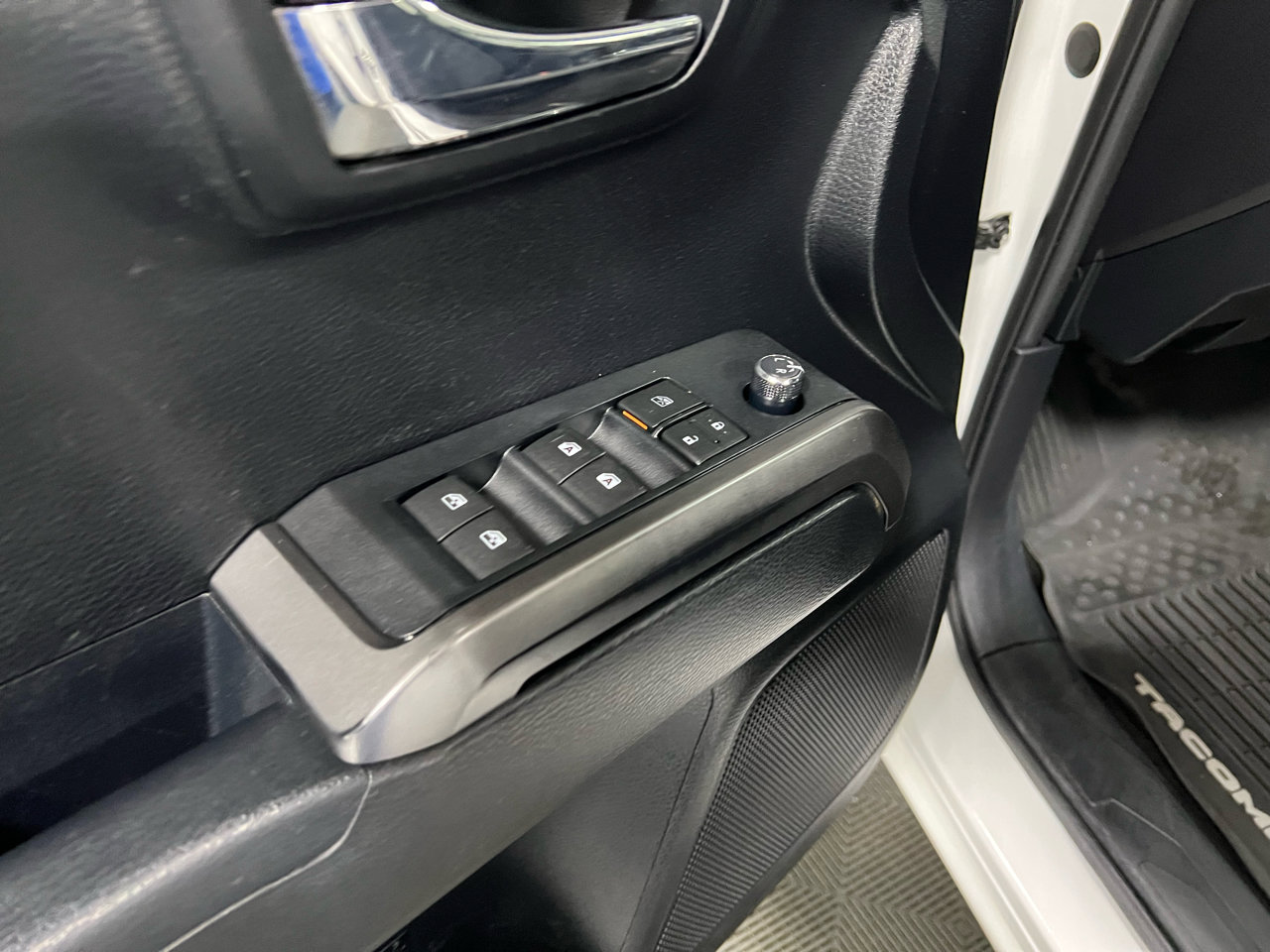 Used 2016 Toyota Tacoma TRD Off-Road image 24