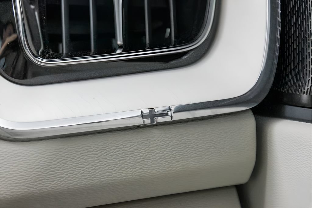 Certified 2026 Volvo XC60 T8 Ultra w/ Protection Package Premier AWD/4WD image 41