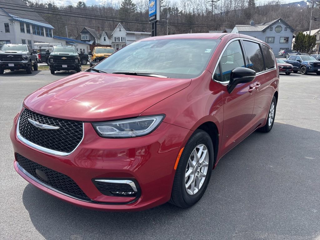 Used 2025 Chrysler Pacifica Select image 1