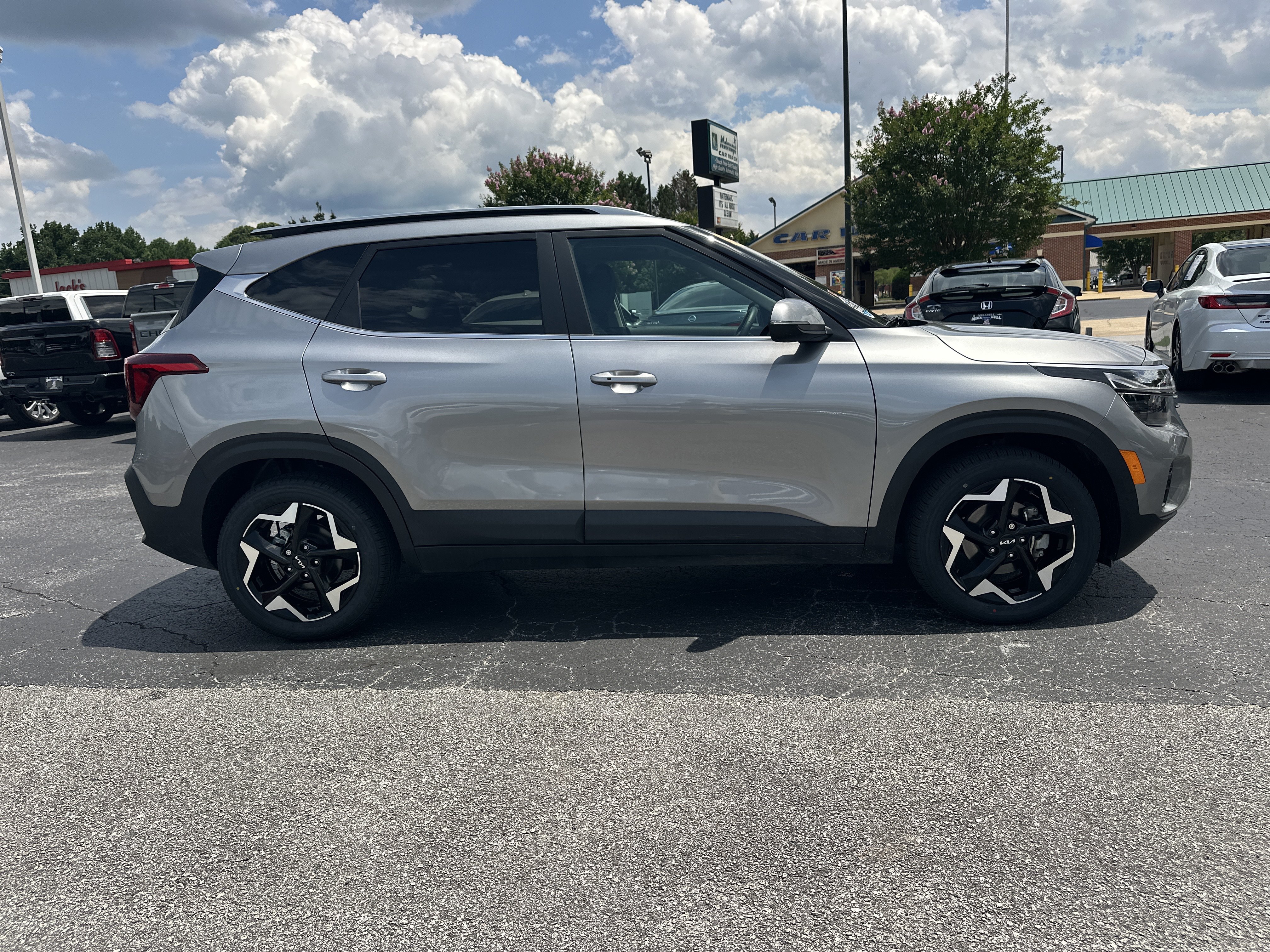 Used 2024 Kia Seltos EX FWD image 9
