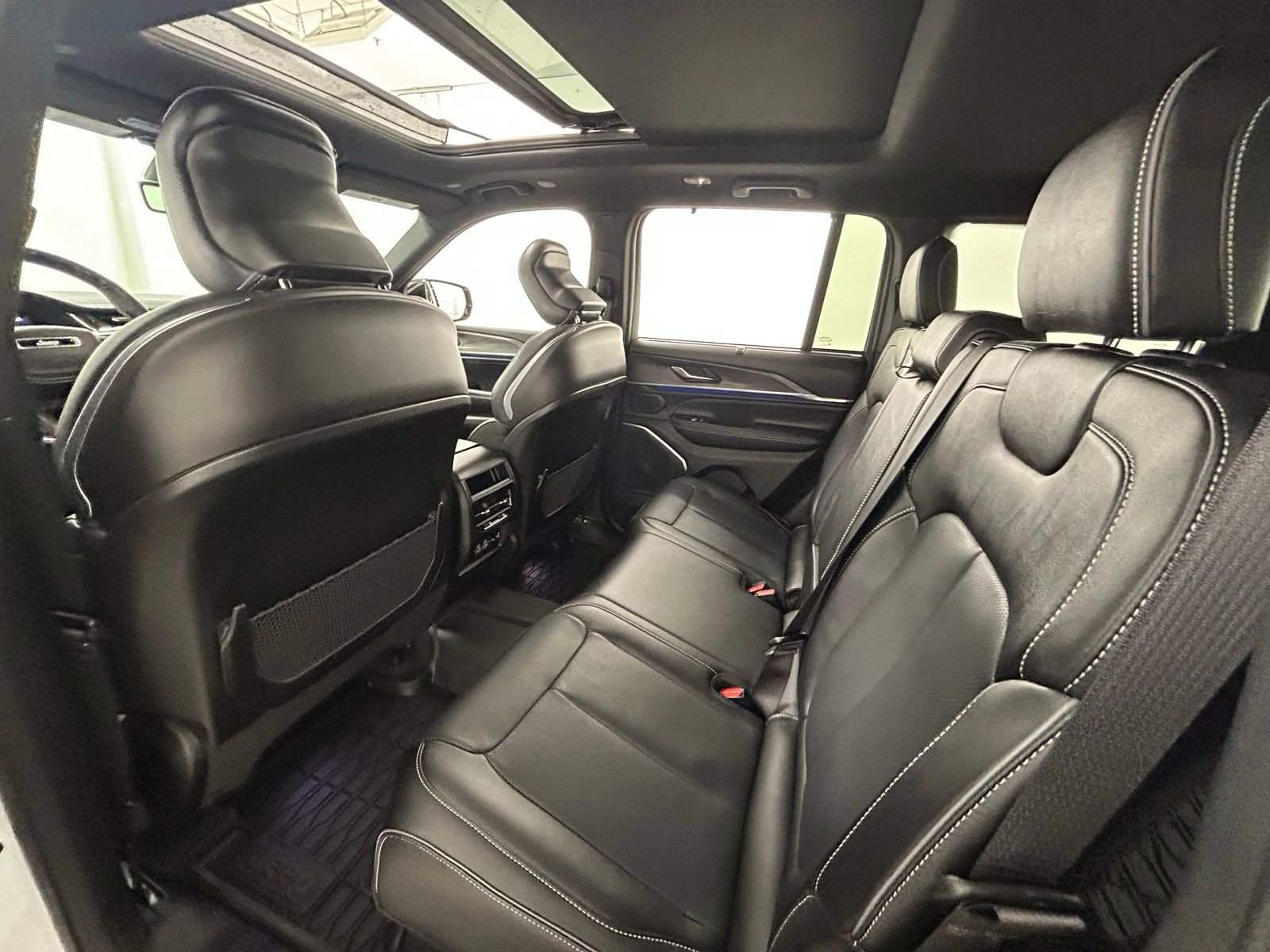 Used 2024 Jeep Grand Cherokee Overland w/ Adv Protech Group III image 35