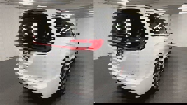 Used 2022 Chrysler Pacifica Limited image 8