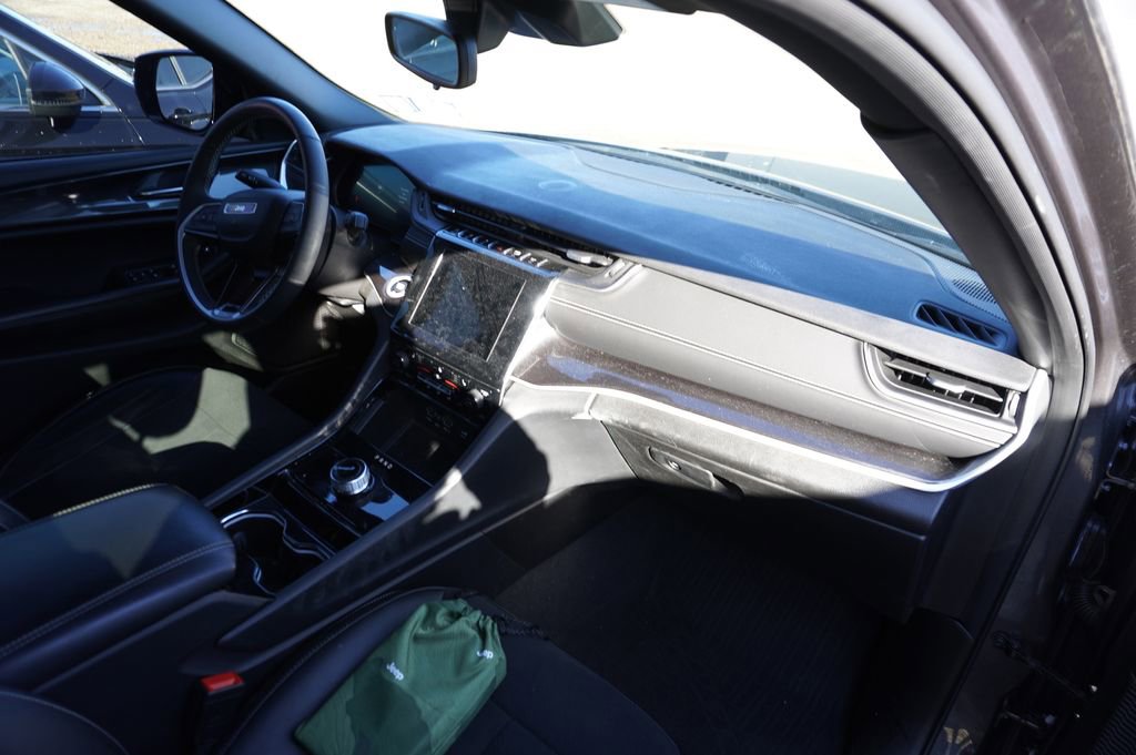 Used 2023 Jeep Grand Cherokee Altitude image 9