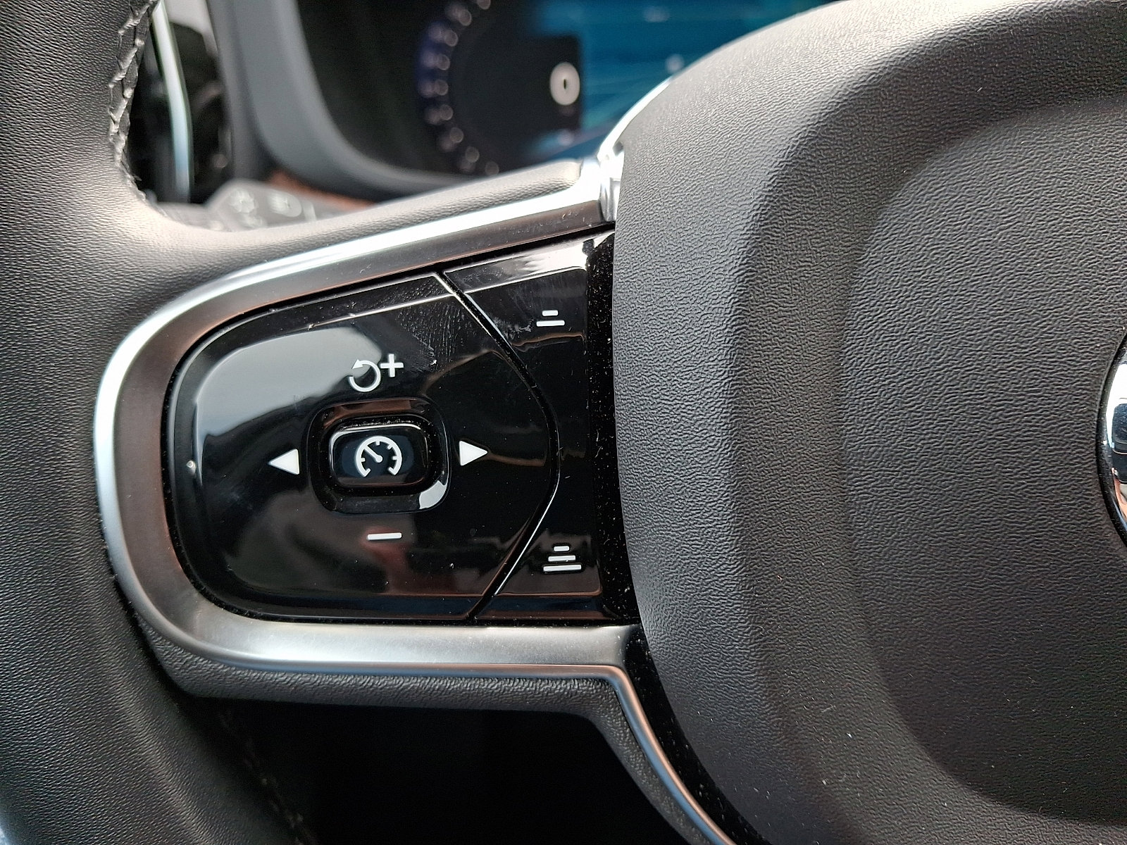 Certified 2023 Volvo XC60 B5 Plus w/ Climate Package image 21