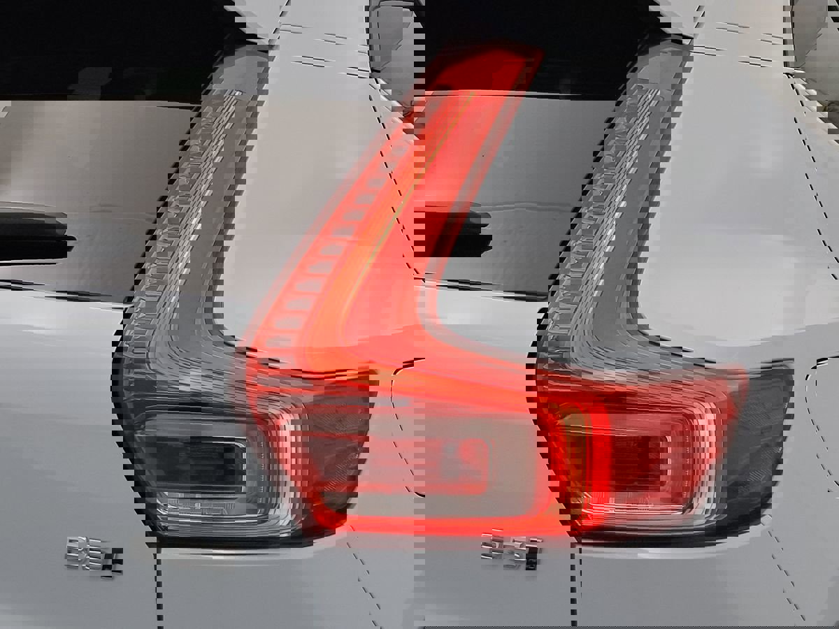 Used 2024 Volvo XC40 B5 Core image 6