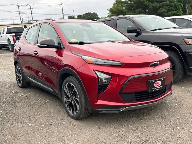 Used 2023 Chevrolet Bolt EUV Premier w/ Sun & Sound Package FWD image 1