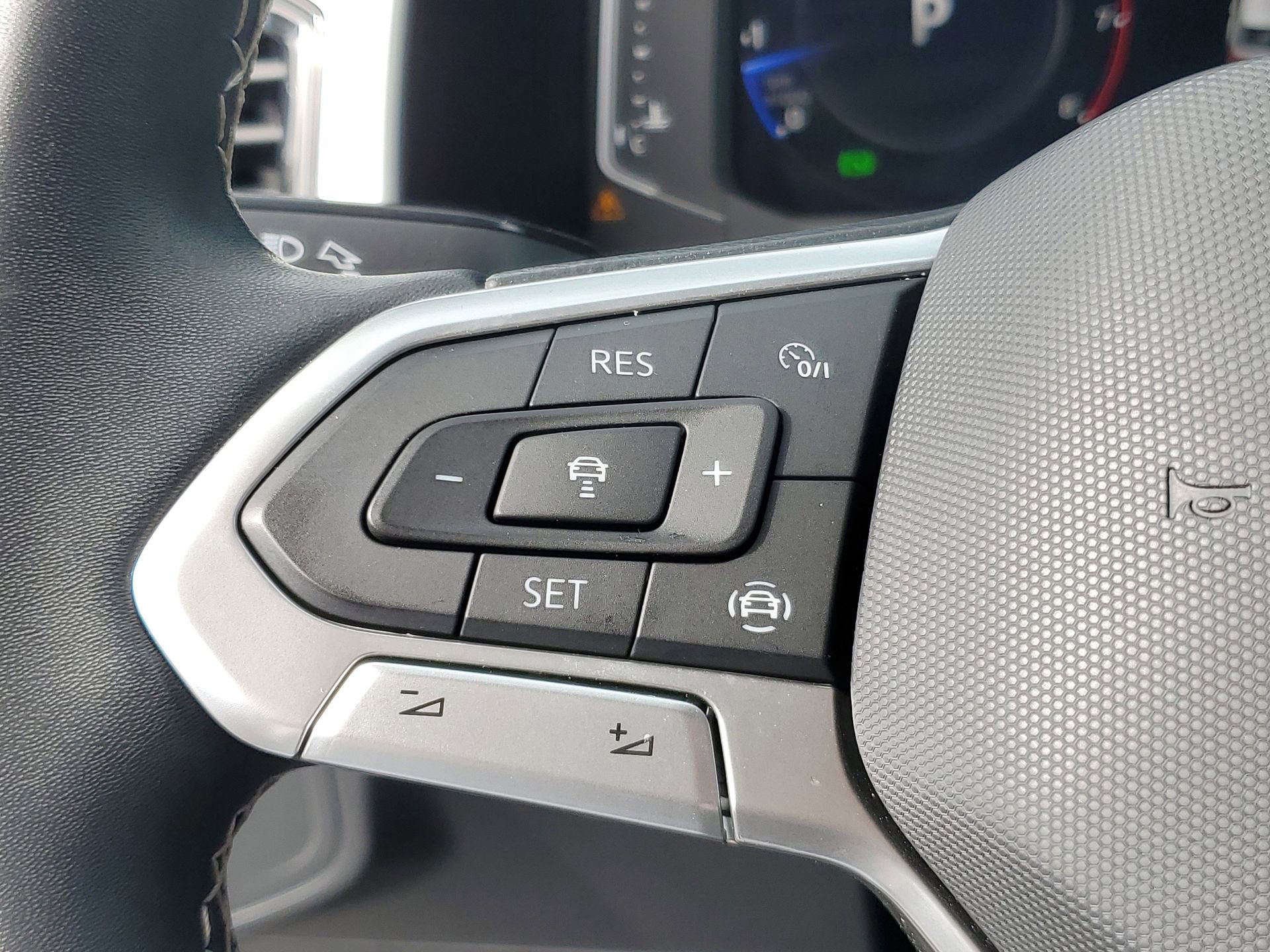 Used 2022 Volkswagen Atlas Cross Sport SE w/ Panoramic Sunroof Package image 24