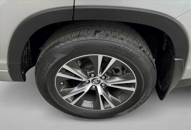 Used 2018 Toyota Highlander Plus AWD/4WD image 9