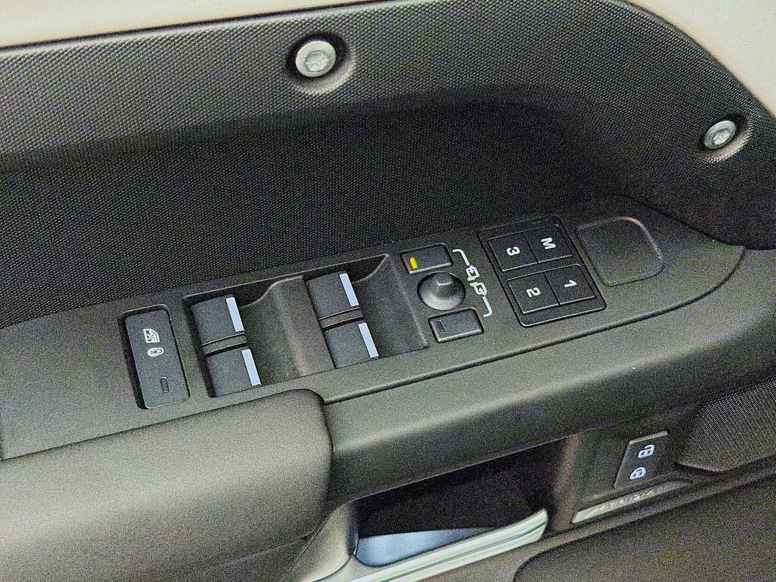 Used 2026 Land Rover Defender 110 S image 19