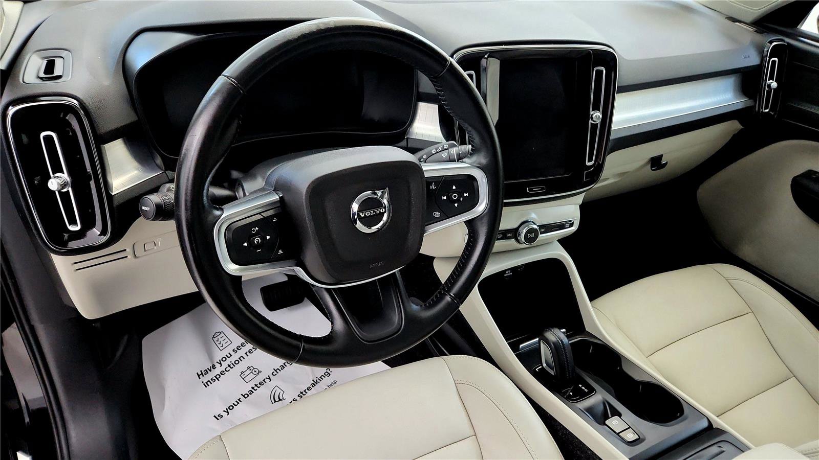 Used 2021 Volvo XC40 T5 Momentum w/ Premium Package image 24