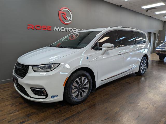 Used 2021 Chrysler Pacifica Touring w/ Uconnect Theater Family Group