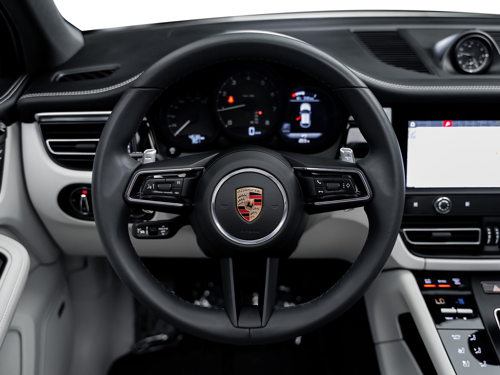 Used 2025 Porsche Macan AWD/4WD image 30