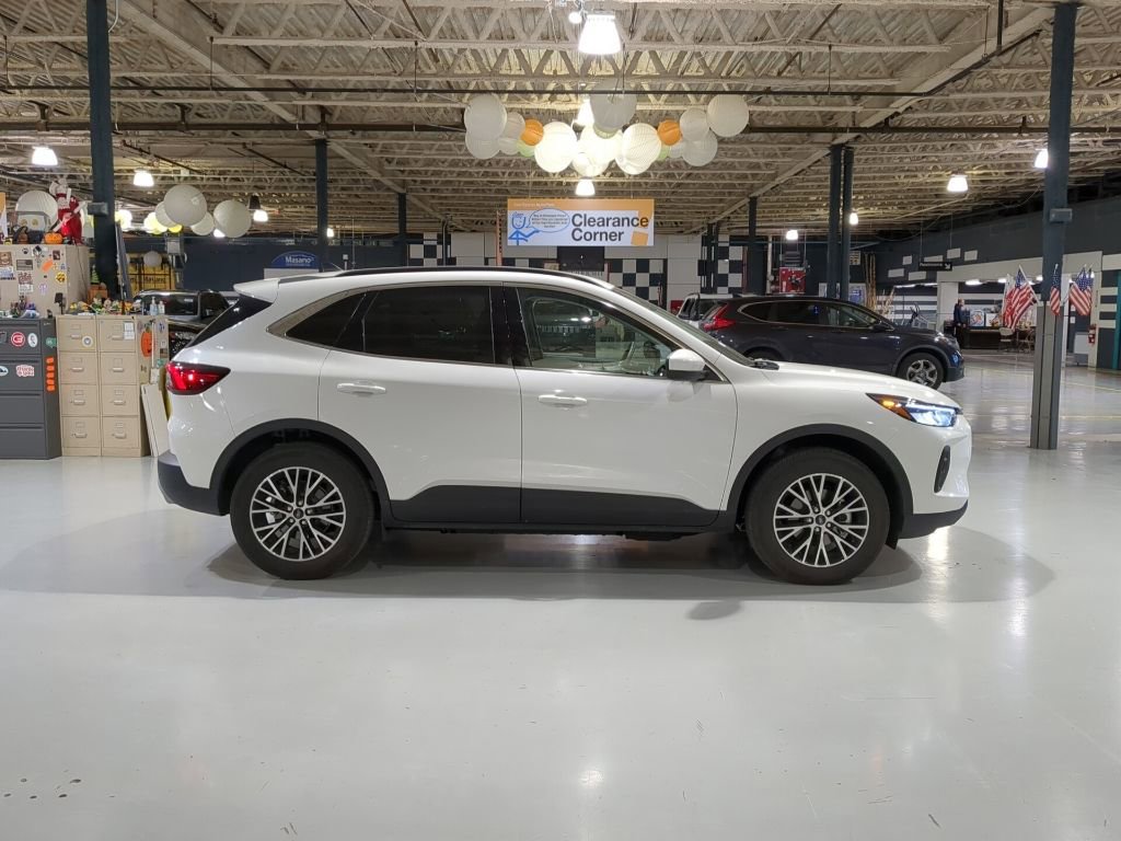 Used 2025 Ford Escape SE image 5