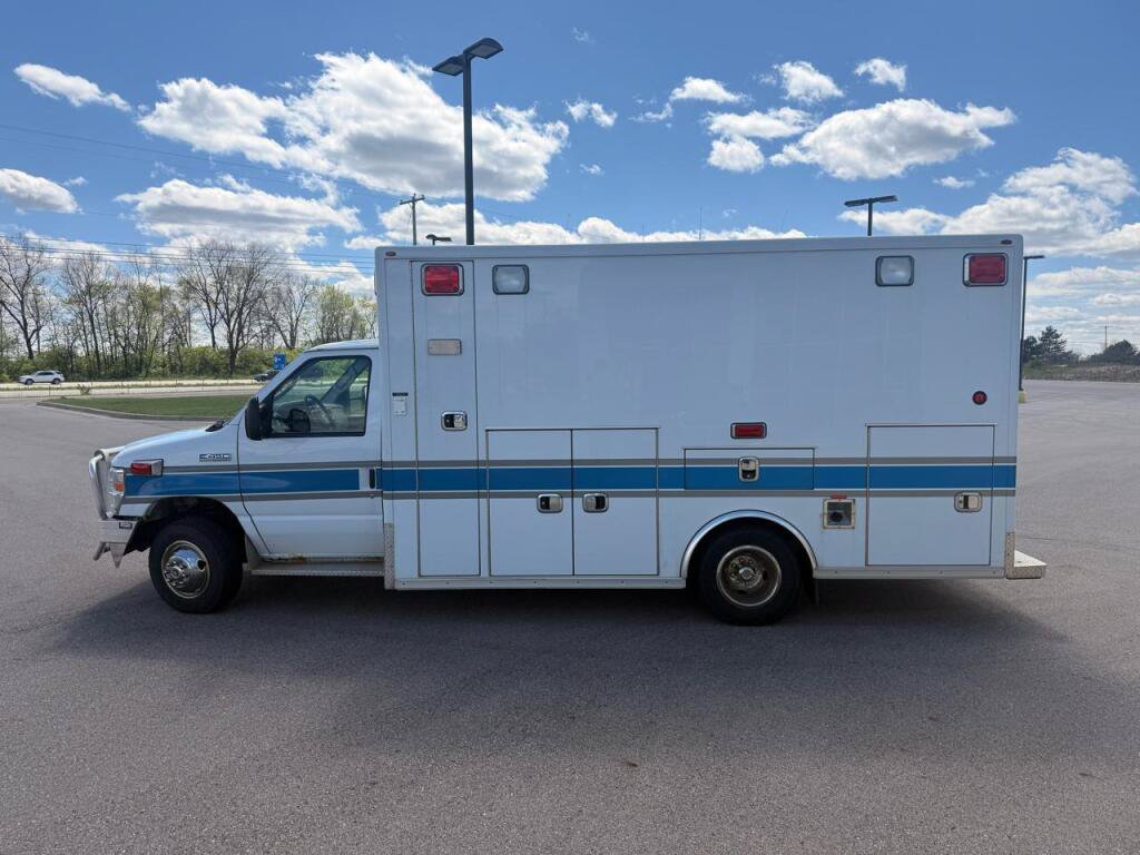 Used 2017 Ford E-450 and Econoline 450 Super Duty w/ Ambulance Prep Package RWD image 6