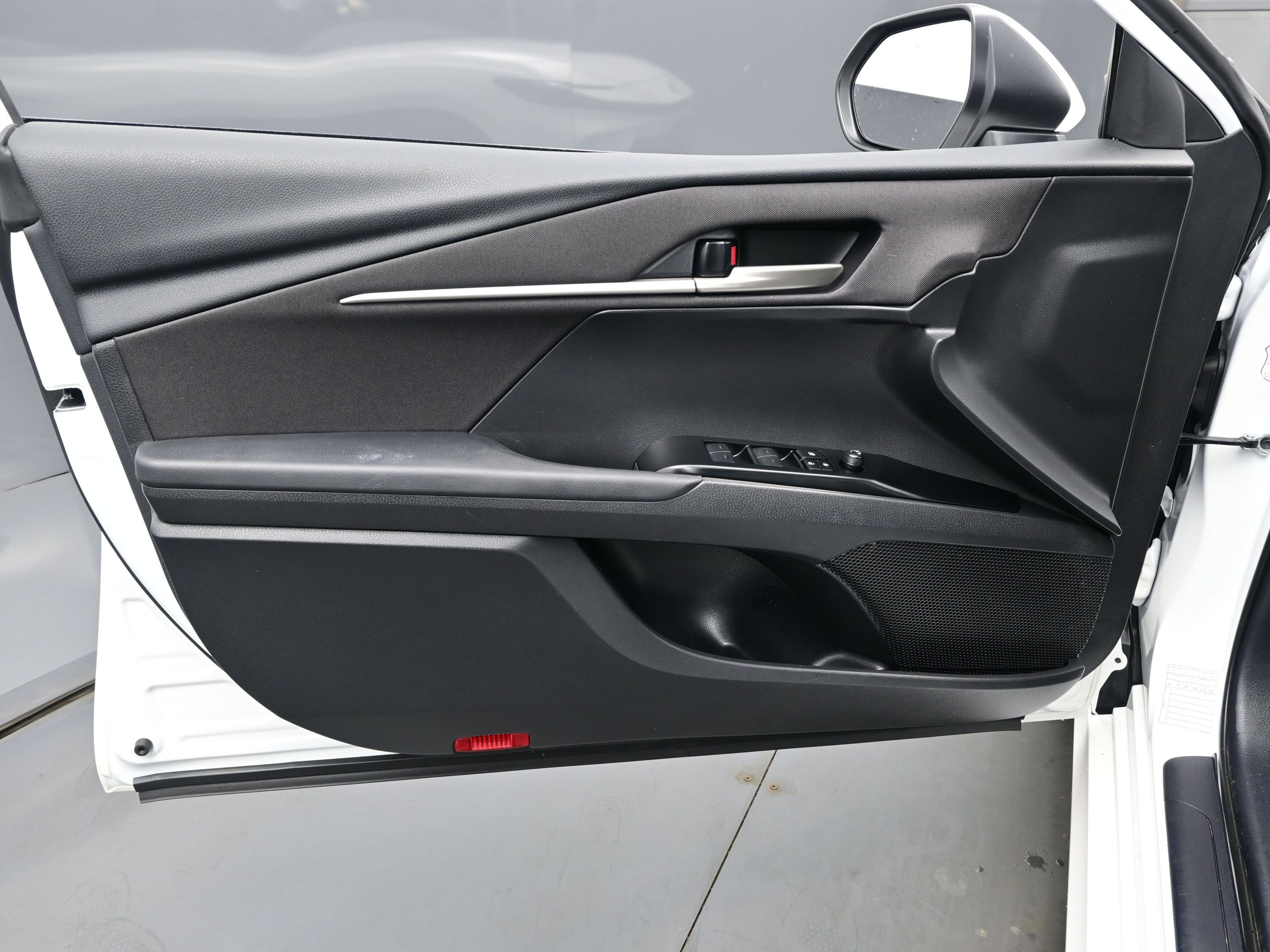 Used 2025 Toyota Camry LE image 9