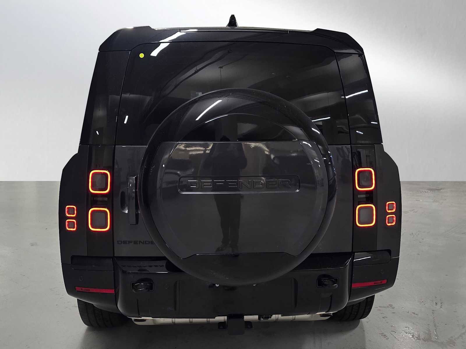 New 2026 Land Rover Defender 130 X-Dynamic SE image 4