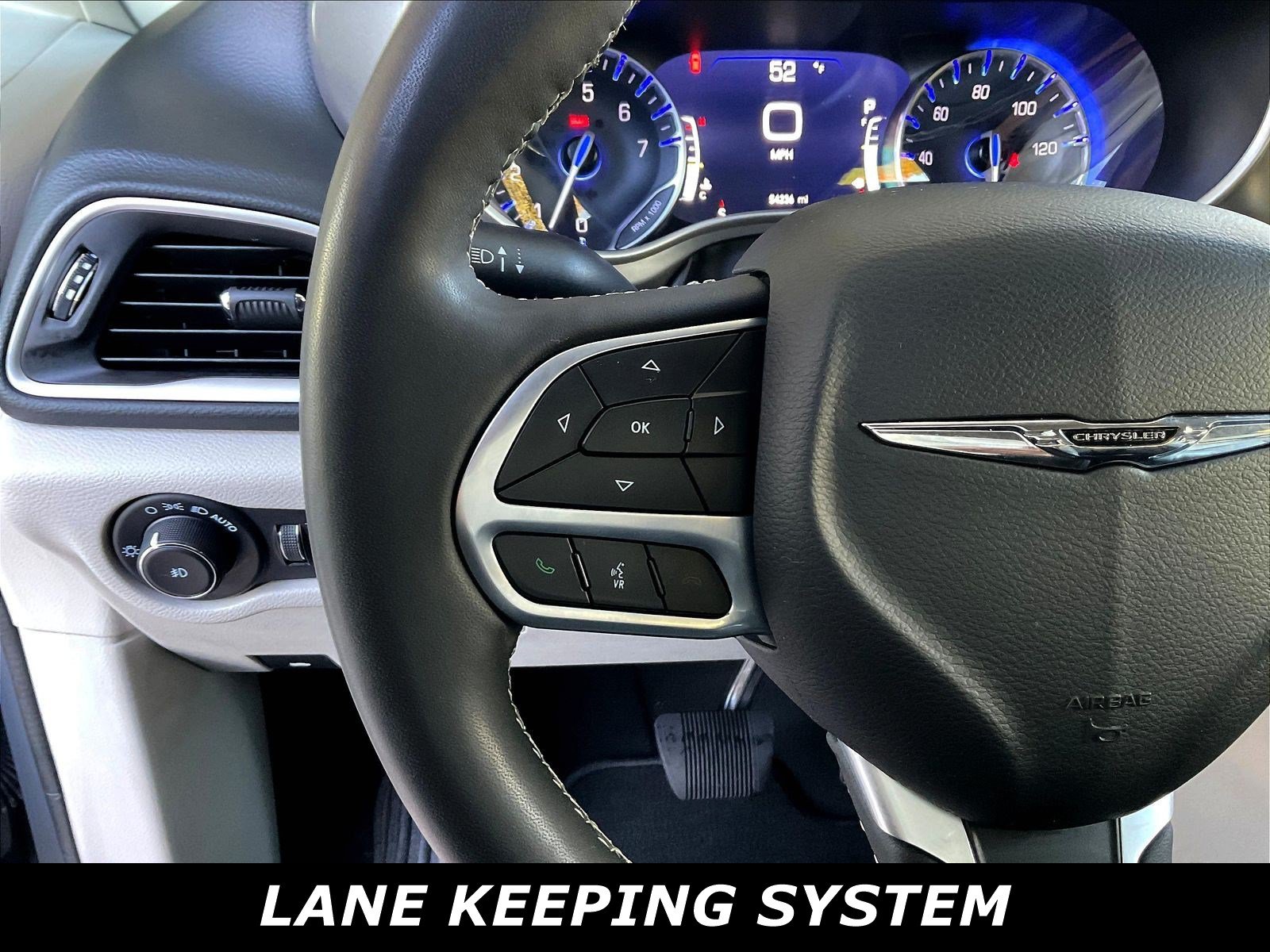 Used 2023 Chrysler Pacifica Touring-L FWD image 10