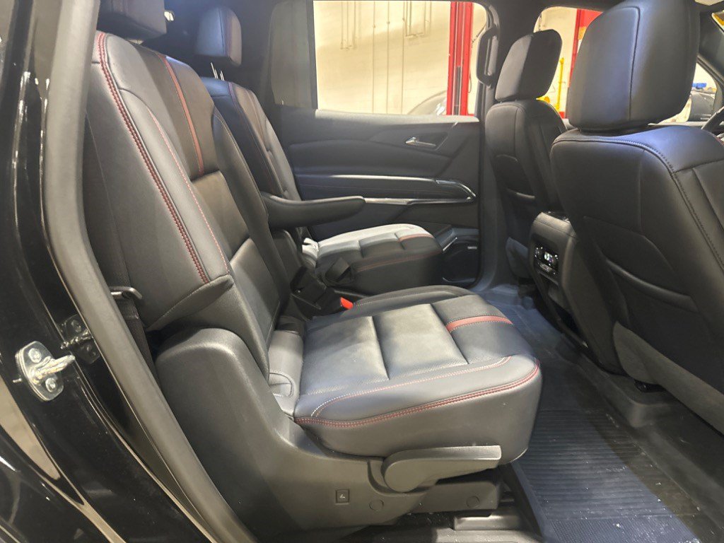 Used 2025 Chevrolet Traverse RS FWD image 48