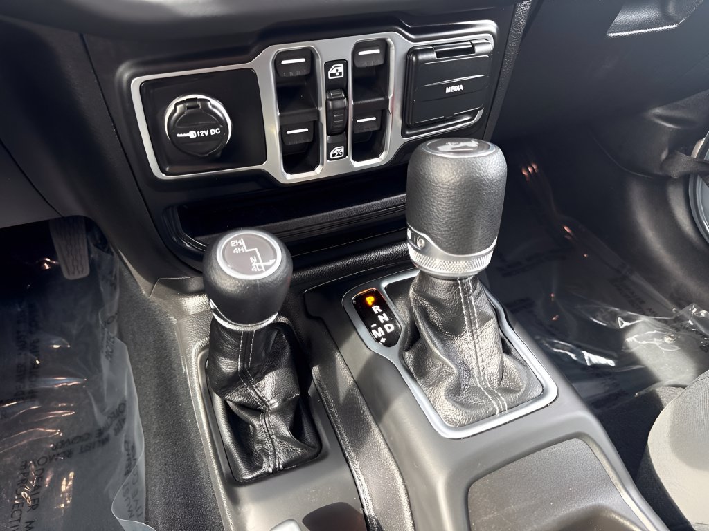 Used 2026 Jeep Wrangler Unlimited Sahara AWD/4WD image 15