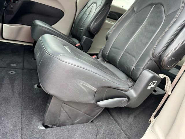 Used 2018 Chrysler Pacifica Touring-L Plus image 10