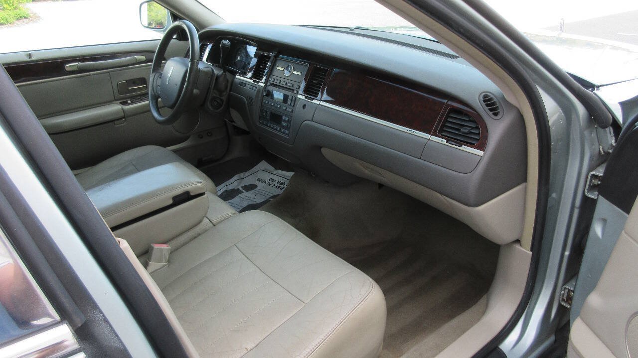 Used 2007 Lincoln Town Car Signature RWD image 23