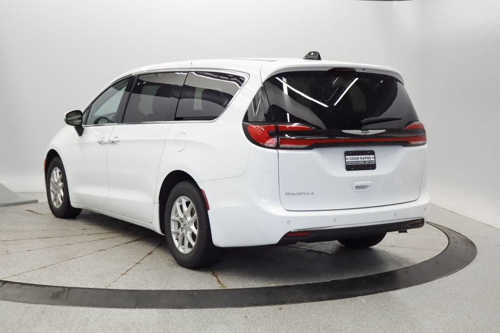 Certified 2023 Chrysler Pacifica Touring-L FWD image 3